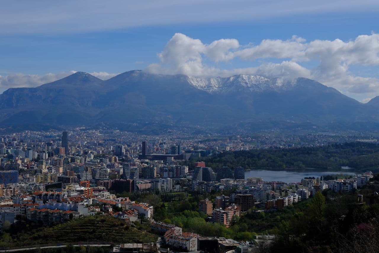 Tirana – spalvinga Albanijos sostinė, kurioje komunistinė praeitis susitinka su modernia europietiška kultūra
