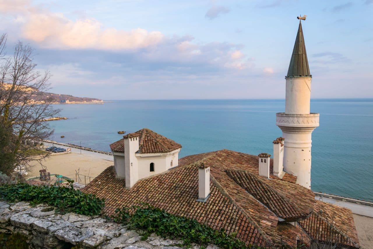 Varna – Bulgarijos jūros sostinė, kurioje tūkstantmetis auksas susitinka su Juodosios jūros elegancija