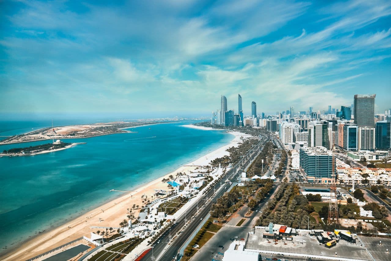 Abu Dabis – JAE sostinė: ką pamatyti, kur apsistoti ir kada geriausia keliauti